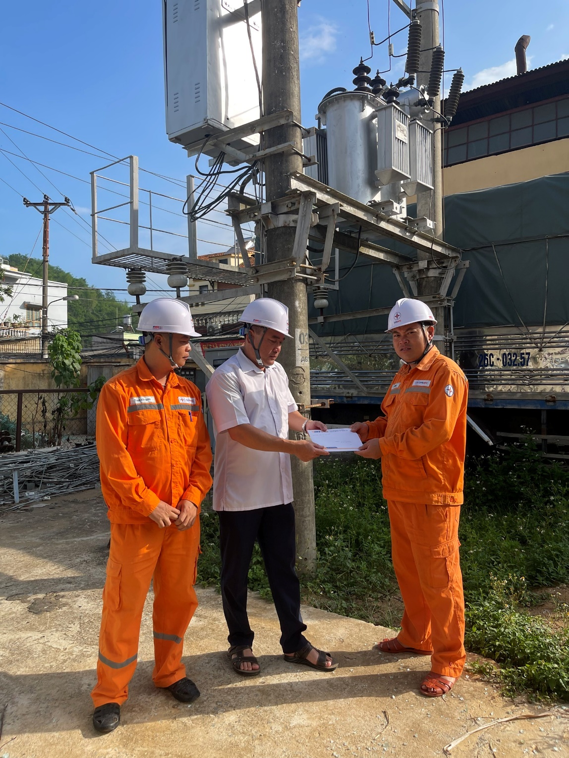  Công đoàn Xí nghiệp Dịch vụ Điện lực Sơn La thăm hỏi động viên, tặng quà CBCNV nhân “Tháng công nhân”